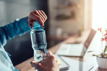 Frisches Wasser aus der Flasche