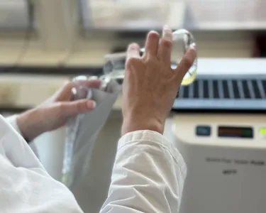 Auf diesem Bild wird gezeigt wie ein Pseudalert gegossen wird.