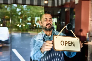 open-schild-restaurant-mann