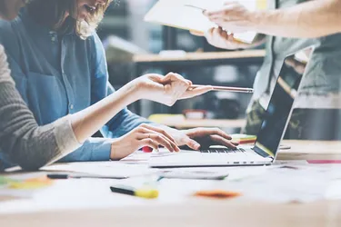 laptop-gemeinsam-arbeiten-gespiegelt