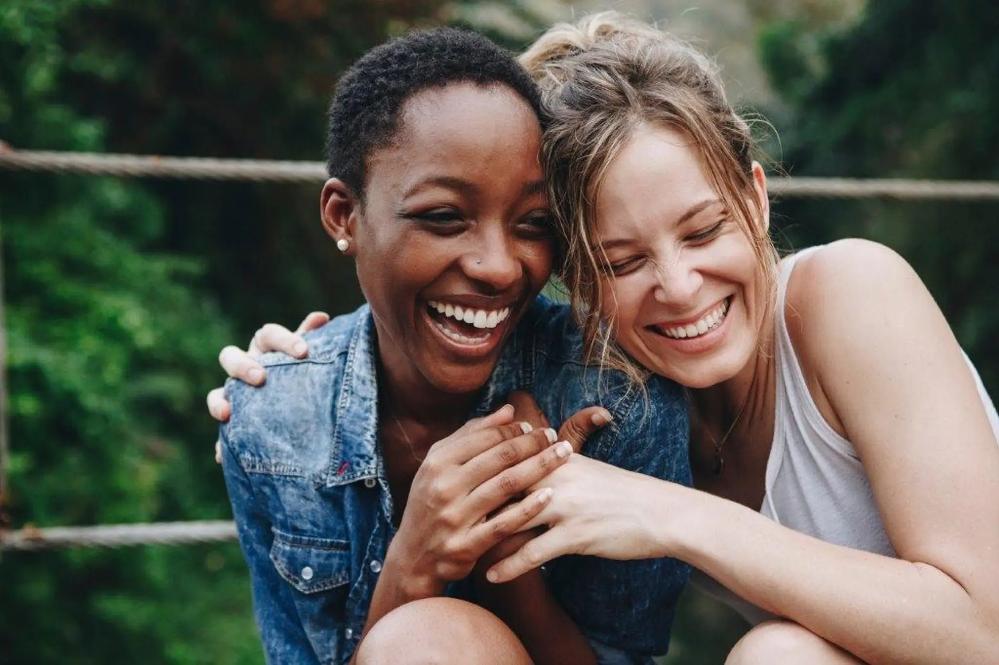 freunde_werben zwei Freundinnen lachen