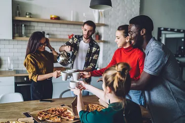 junge-freunde-essen-pizza