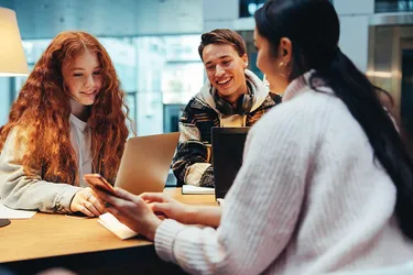 studierende-lernen-gemeinsam