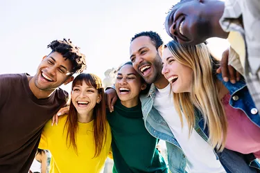 freunde-lachen-gemeinsam