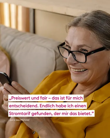 Ältere Frau mit Smartphone lächelt davor ein Zitat