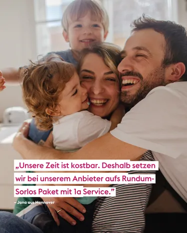 Glückliche Familie umarmt sich davor ein Zitat