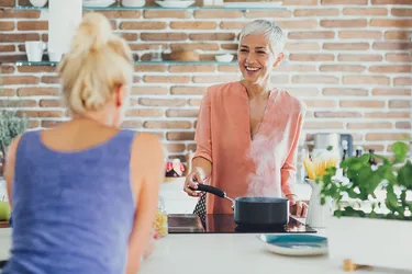 frauen-kochen-kueche-energie-sparen