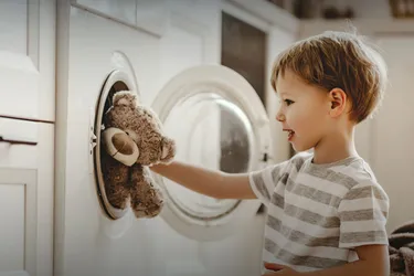 waesche-waschen-energie-sparen-junge-teddy