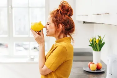 Frau_mit_Sparschwein_gluecklich