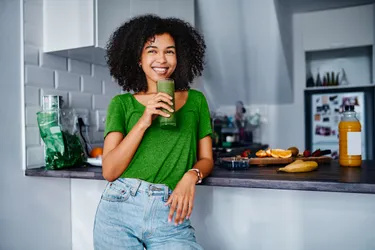 strom-garantiert-xl-frau-mit-smoothie