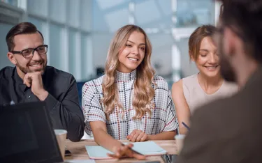 Ein Mann und zwei Frauen beraten einen Kunden