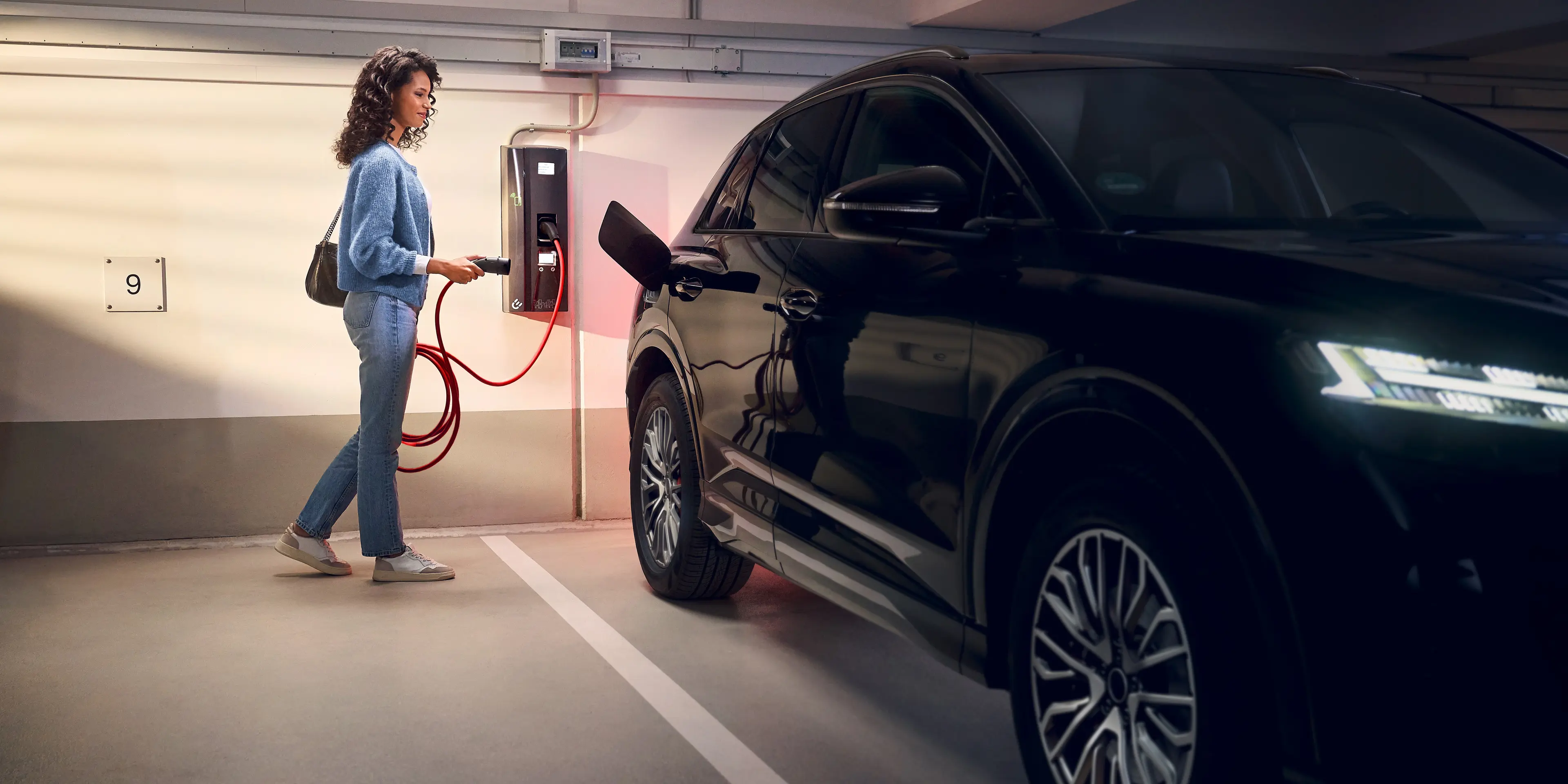 Frau Tiefgarage am Laden Frau Tiefgarage am Laden