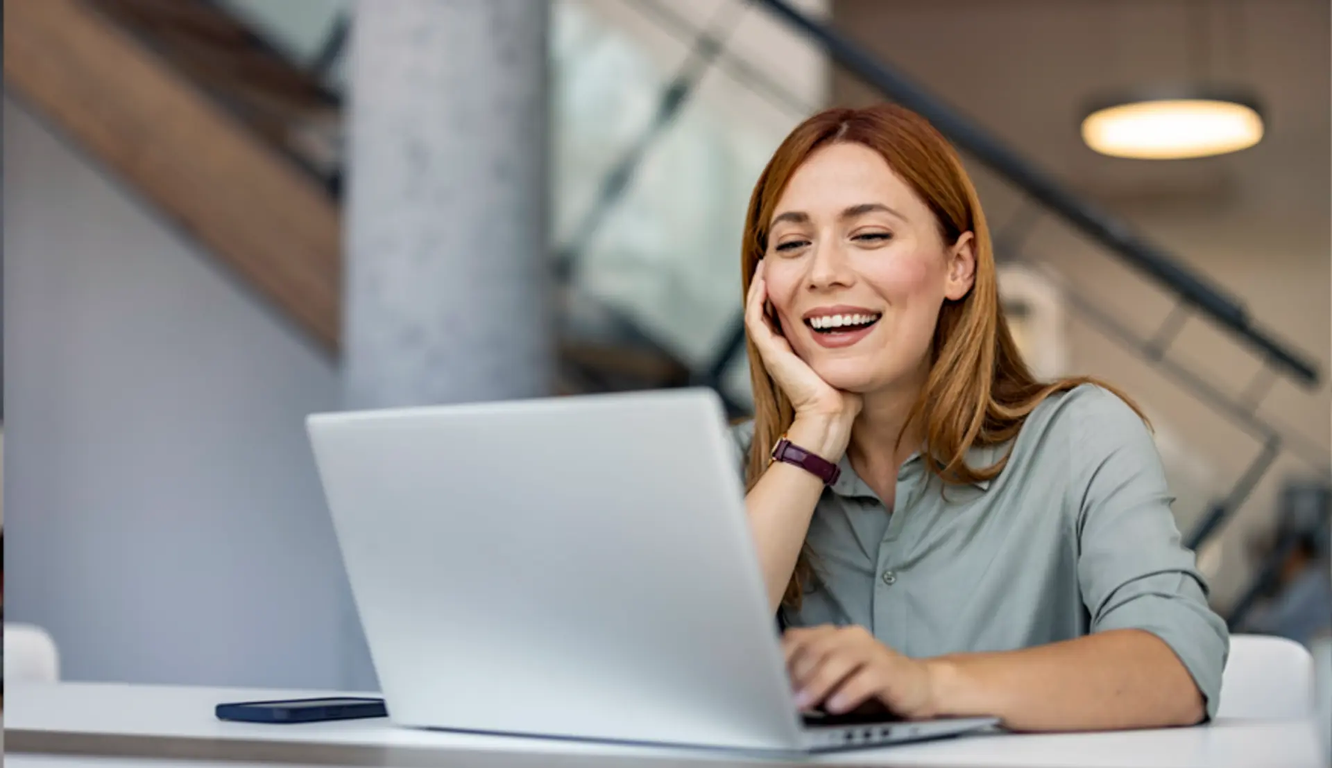 en_EMOB_BOX_Frau-Laptop-B_880x5082