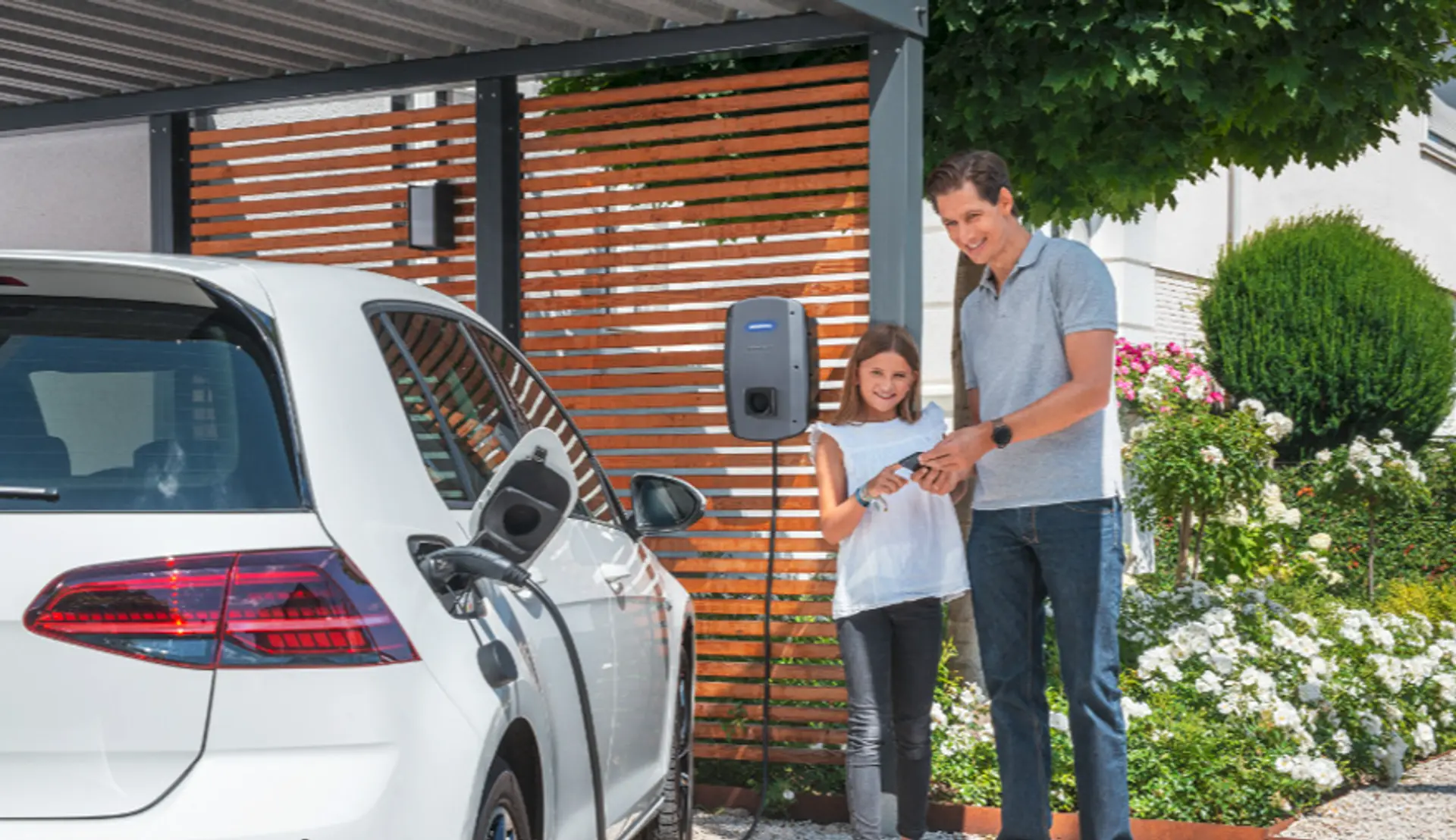 Mann und Kind an Wallbox Mann und Kind an Wallbox