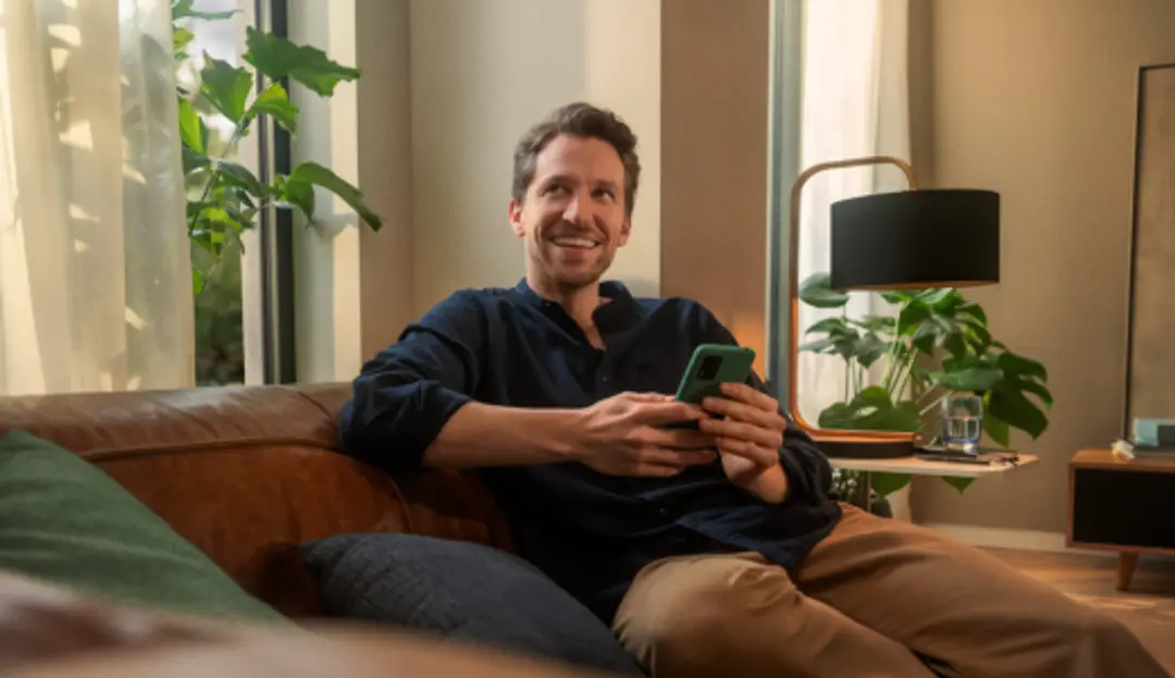 Mann_auf_Sofa_mit_Handy