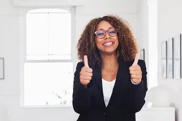 Frau zeigt Daumen hoch