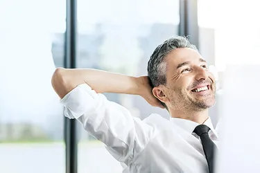 Mann lehnt sich zufrieden zurück