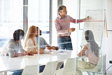 Menschen sitzen in einem Raum und haben ein Meeting