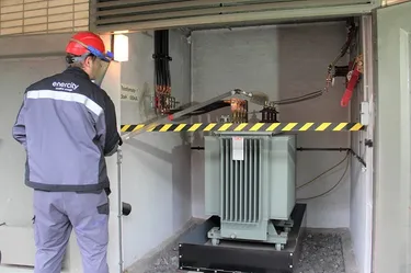 Mann prüft elektrische Anlage - Arbeitsverantwortlicher