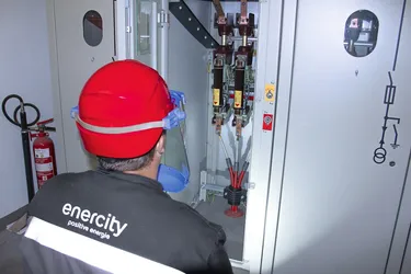 Mann prüft elektrische Anlage - Übernahme Anlagenverantwortung