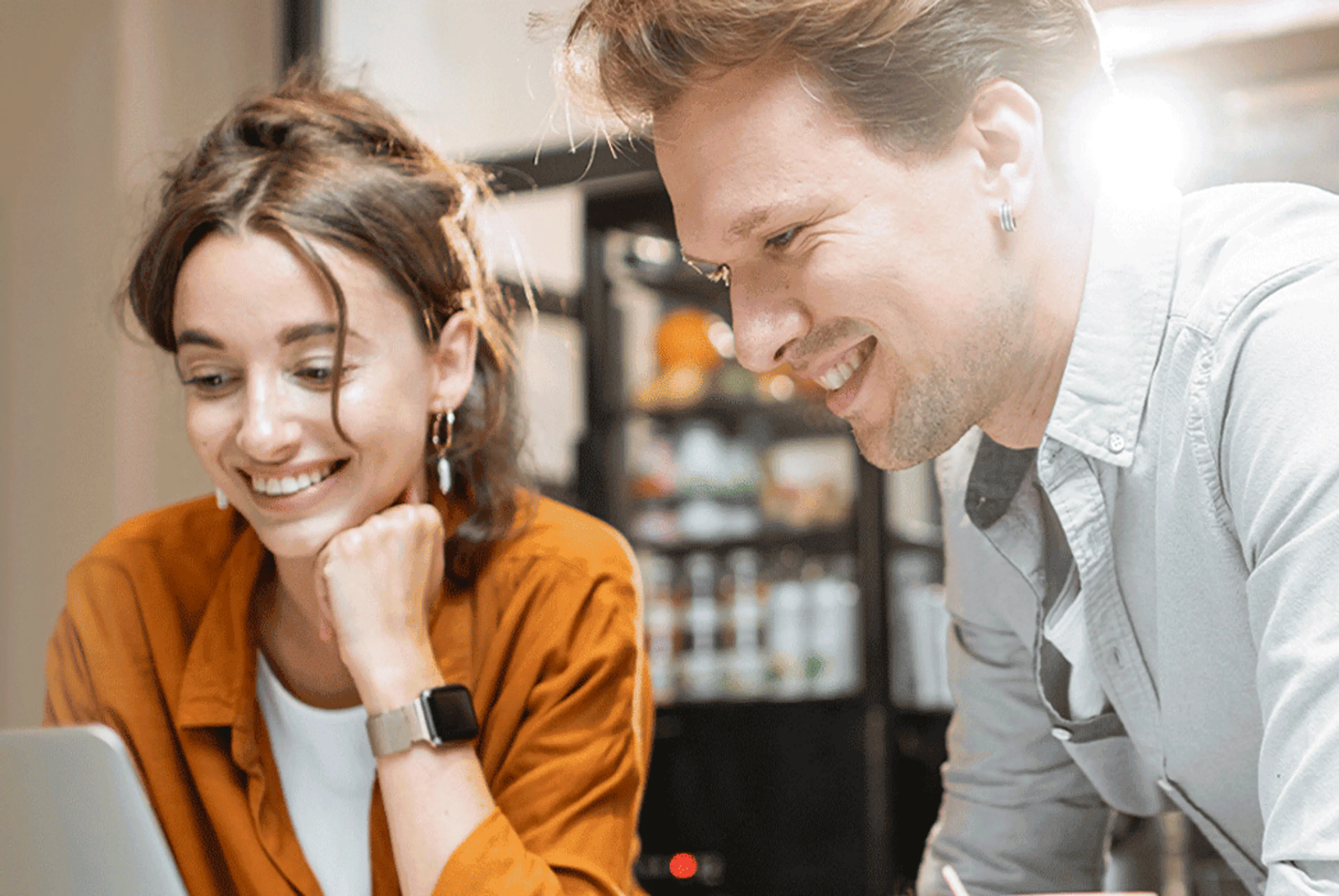 Gewerbekunden_schauen_auf_Computer Gewerbekunden_schauen_auf_Computer