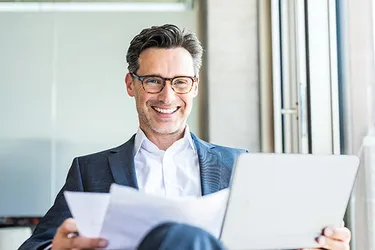 Mann lächelt in die Kamera