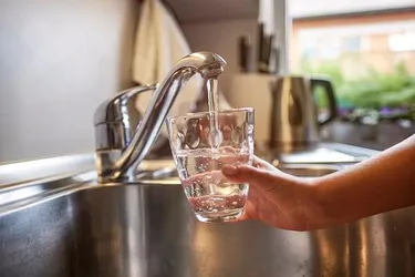 Wasser wird in ein Glas gefüllt