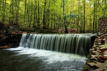 Kleiner Wasserfall in der Natur