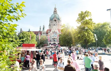 Das Rathaus Hannover bei Sonnenschein