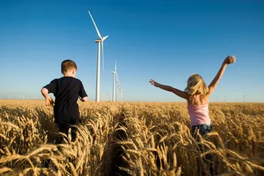 Landingpage_Kommunalmanagement_KinderimFeldmitWindrad