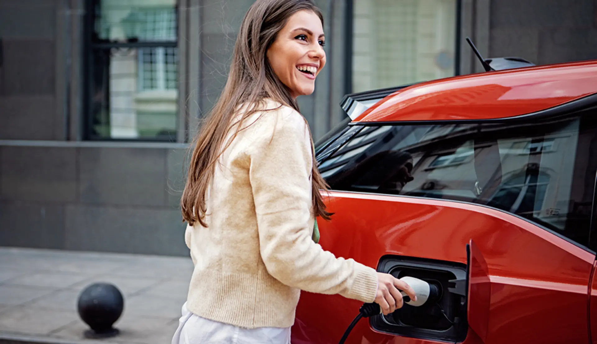 en_EMOB_BOX_Frau-rotes-Auto_880x5082 (1)