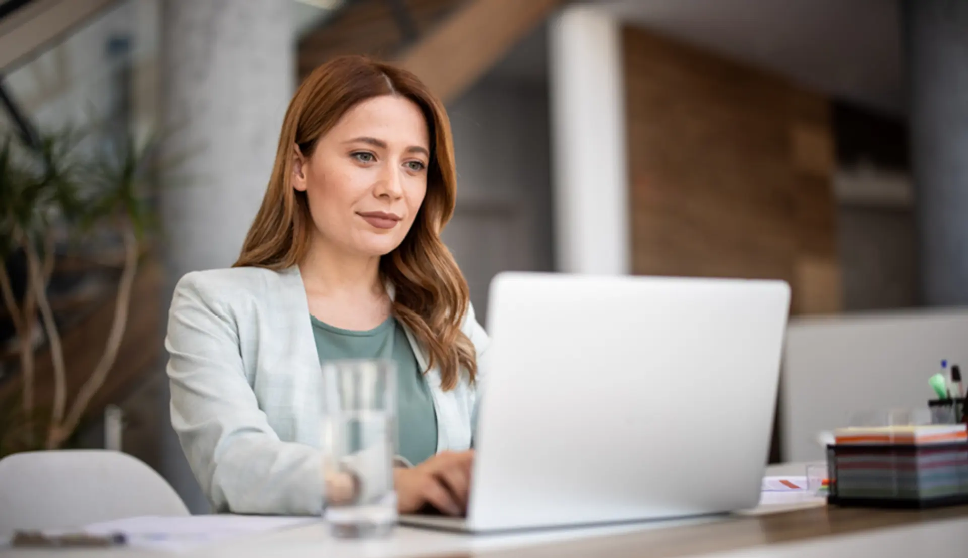 en_EMOB_BOX_Frau-Laptop-A_880x5082