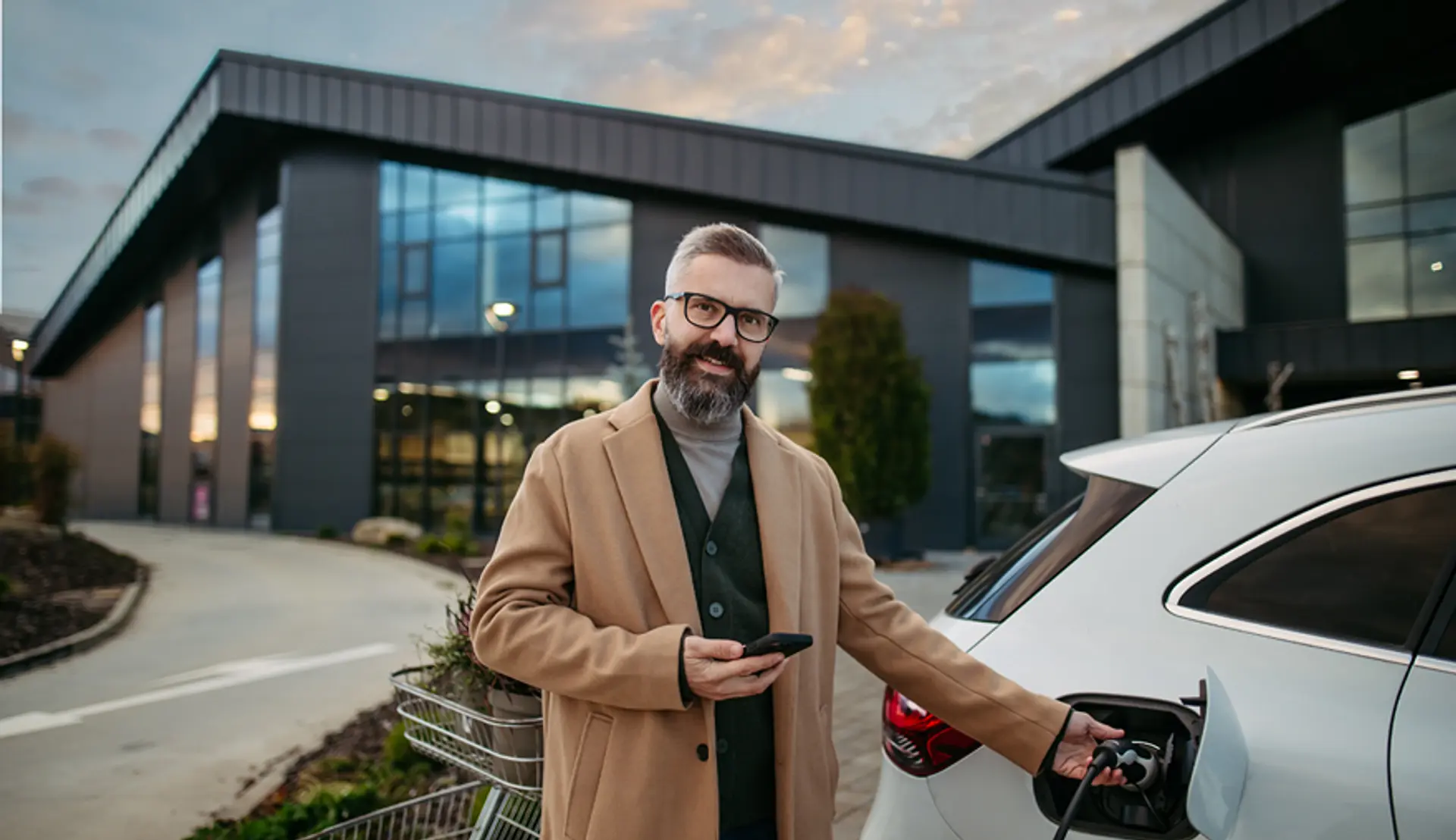 en_EMOB_BOX_Supermarkt-mann-laden_880x5082 en_EMOB_BOX_Supermarkt-mann-laden_880x5082