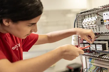 Auszubildende Sila Altinöz beim verdrahten von Schaltungen