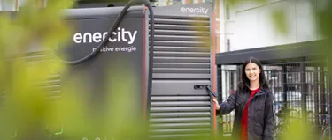 Auszubildende Sila Altinöz vor einer E-Ladesäule