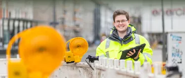 Alles im Blick: Bevor eine Baumaßnahme startet, prüft die Ingenieurin die Gegebenheiten vor Ort.