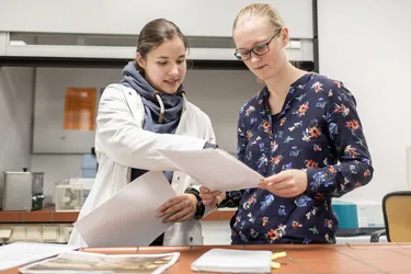 Saskia Brandt mit Kollegin im Wasserlabor
