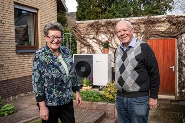 Kristin und Gernot Neuenfeldt stehen vor ihrer neuen Wärmepumpe im Garten.