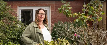 Antje Aiple in ihrem Garten.