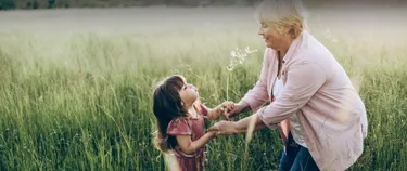 Oma und kleines Mädchen im Feld 