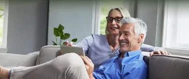 Ehepaar schaut auf ein Tablet