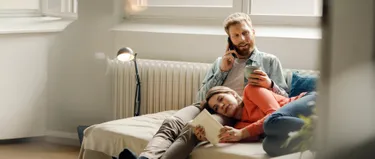 Pärchen auf dem Sofa vor der Heizung