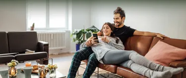 Ein paar sitzt Zuhause auf dem Sofa