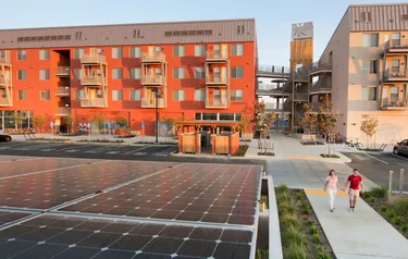 Ansicht eines modernen Wohnquartiers mit einer Solaranlage im Vordergrund