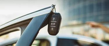 Autoschlüssel hängt an der Autotür