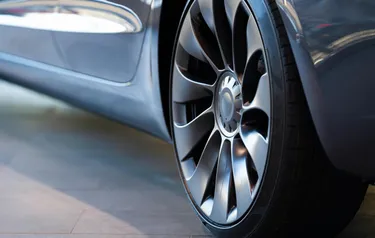 Reifen mit Felge eines Elektroautos