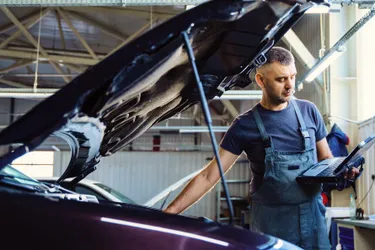 Mechatroniker überprüft die Leistungsfähigkeit einer Elektroautobatterie