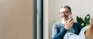 Ein Mann mit Handy auf dem Sofa