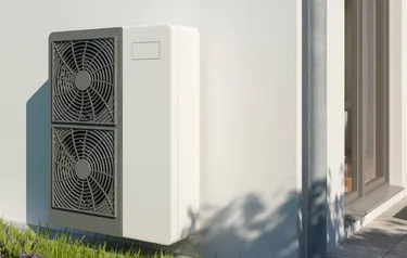 Außenmodul einer Luft-Wärmepumpe an einer Hauswand