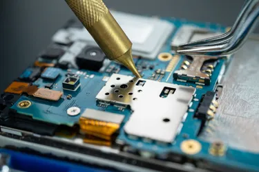Eine Nahaufnahme zeigt die Reparatur eines Handys